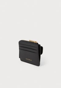 Portafoglio in pelle nera con superficie testurizzata, dotato di una tasca con zip e più scomparti per carte, accentuato da hardware dorato.