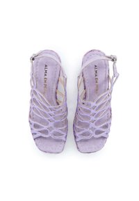 Sandali in suede viola con intricate cinghie intrecciate, design open toe, cinturino alla caviglia e suola piatta. Presentano un marchio discreto sulla soletta.