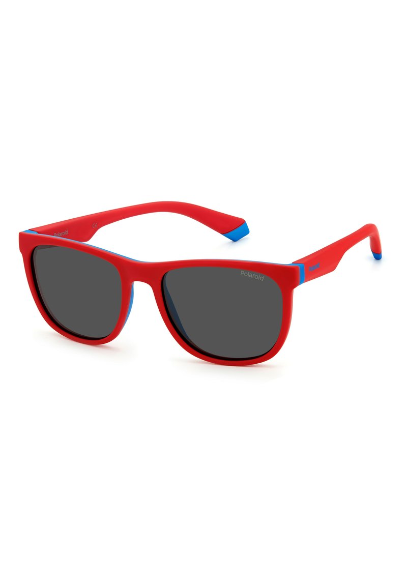 Lunettes de soleil en plastique rouge avec des accents bleus, verres teintés foncés et un design de monture rectangulaire. Fini mat avec des branches élégantes et des détails de logo.