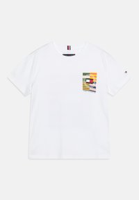 Camiseta de algodón blanca con un colorido estampado gráfico en el lado izquierdo del pecho, con rayas horizontales y un diseño de laurel; mangas cortas.