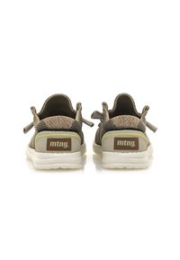 Zapatillas de punto marrones con una parte trasera texturizada, suela clara y detalles en verde lima. Presentan una etiqueta de la marca marrón en el talón.