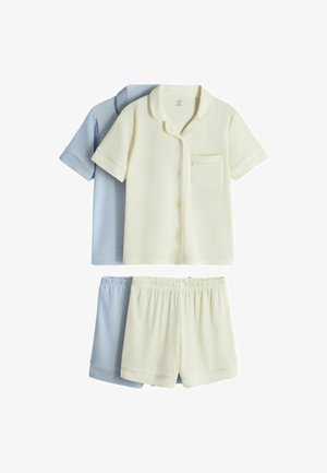 Két garnitúra rövid ujjú, gombos ing, hozzáillő gumis derekú rövidnadrággal, krémszínben és világoskékben, fehér háttéren elhelyezve.