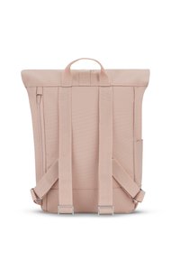 Zaino in tessuto rosa con design a rotolo, spallacci regolabili e manico superiore. Caratterizzato da una tasca laterale e dettagli in metallo.