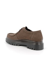 Scarpa in suede marrone con punta tondeggiante, lacci frontali e suola spessa in gomma nera. Presenta cuciture a contrasto e una texture liscia e opaca.