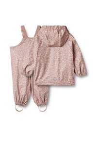 Completo da pioggia floreale rosa con cappuccio e polsini elasticizzati, con bretelle regolabili sulle salopette e una texture liscia e impermeabile.
