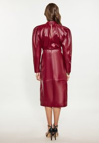 faina Fodralklänning - burgund