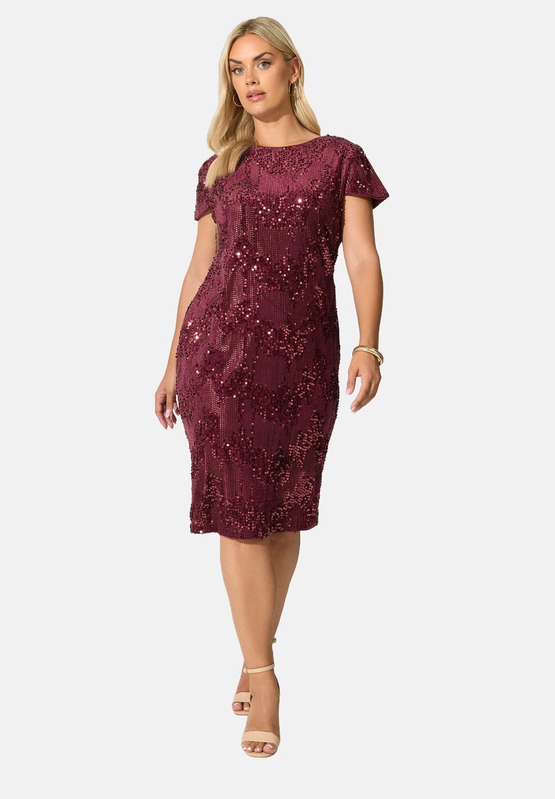 Burgundy paljettklänning med korta ärmar, knälång, med ett mönstrat tyg och rund halsringning. Bärs med nude sandaletter.