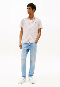 Tommy Jeans REGULAR FIT - Shirt - precious pink   ecru
