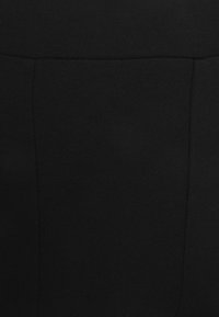 Schwarzer figurbetonter Rock mit glatter Textur, Stretchstoff und zwei seitlichen Nähten für eine taillierte Optik. Keine sichtbaren Verschlüsse oder Muster.