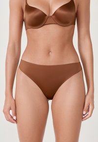 Brązowy satynowy biustonosz i pasujące majtki bikini, z gładką teksturą i bezszwowym wzorem. Bez widocznych wzorów ani detali sprzętowych.