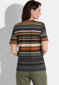 T-shirt à manches courtes avec des rayures horizontales marron, vert et marine, un col rond et une coupe décontractée. Texture de tissu douce.