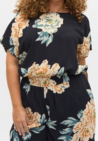Schwarzer Jumpsuit mit großen Pfirsich- und blauen Blumen, kurzen Ärmeln, entspanntem Schnitt und elastischem Taillenbund für Komfort.