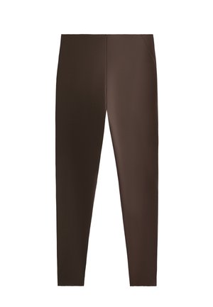 Barna leggings sima anyagból, fitted kialakítással, magas derékkal és látható záródások vagy minták nélkül.