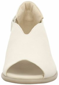 Bílé otevřené sandály s texturovaným koženým svrškem, mělkým střihem a hladkou podrážkou. Disponují nastavitelným páskem vzadu.