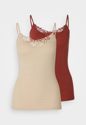 Due camicie in beige e bordeaux. Entrambe presentano spalline sottili e un bordo in pizzo sullo scollo. Tessuto morbido con un design aderente.