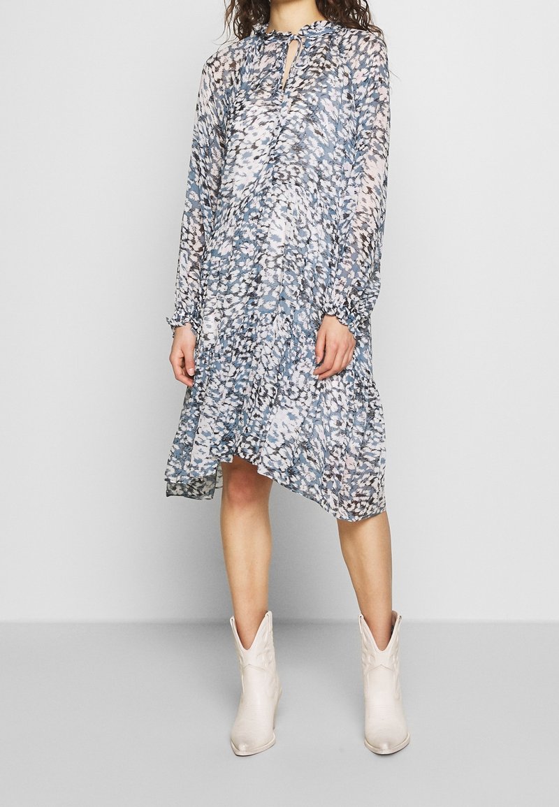 Lehká, midi šaty v světle modré barvě s květinovým potiskem, s dlouhými rukávy, výstřihem ve tvaru slzy a volánovým lemem.