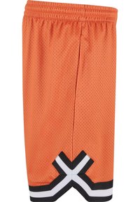 Orange mesh sportshorts med elastisk talje, der har et sort og hvidt accentmønster i kanten. Letvægtsstof for åndbarhed.