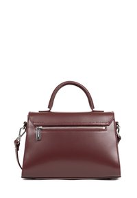 Borsa a mano in pelle bordeaux con design strutturato, manico superiore, tracolla rimovibile e tasca frontale con zip accentuata da accessori in argento.
