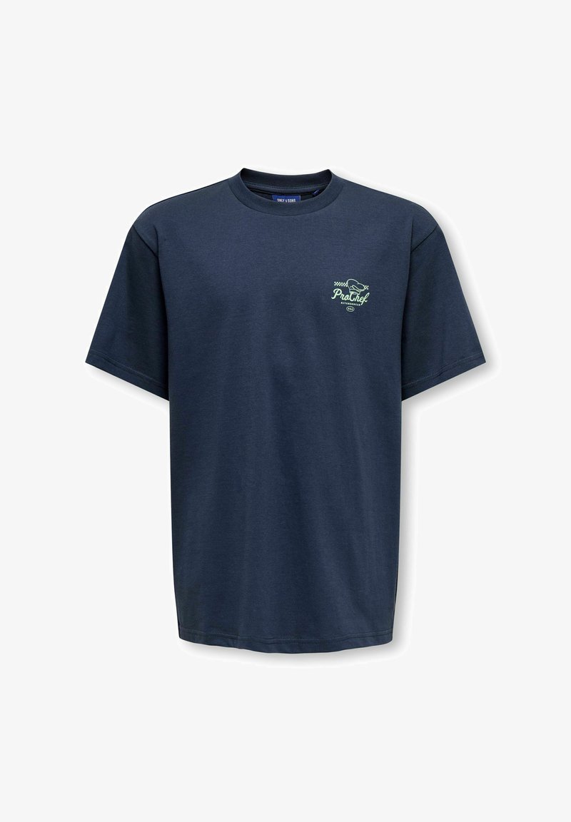 T-shirt bleu marine à manches courtes avec petit logo "ProChef" vert clair et graphique de toque de chef sur le côté gauche de la poitrine.