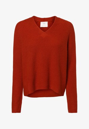 Pull en tricot couleur rouille avec col en V, manches longues et texture côtelée, étiquette visible à l'intérieur de l'encolure.