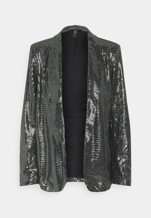 Blazer nero con apertura frontale ricoperto da paillettes argentate lucide, con maniche lunghe e fodera interna nera e liscia.