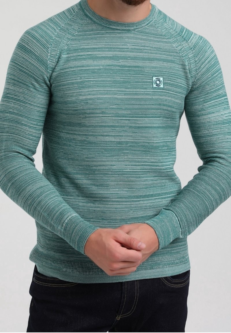 Maglione a maniche lunghe in maglia colore teal con motivo a strisce orizzontali, polsini a coste e una piccola toppa con logo sul petto. Tessuto morbido e testurizzato.