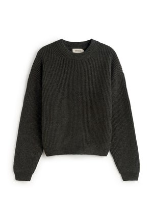 Maglione a coste di colore grigio scuro, con maniche lunghe e scollatura rotonda, esposto piatto su uno sfondo bianco.