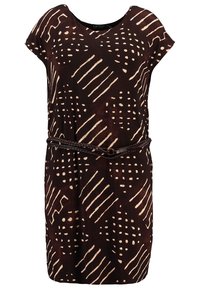 Brun mönstrad klänning med korta ärmar, V-ringning och ett vävt brunt bälte som betonar midjan. Har abstrakta krämfärgade mönster.
