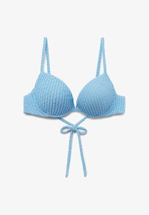 Top de bikini azul celeste con textura, copas acolchadas, tirantes ajustables y detalle de nudo frontal sobre fondo blanco.