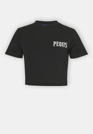 Svart kortärmad t-shirt i bomull med rund halsringning. "PEQUS" är tryckt i vitt på vänster bröst.
