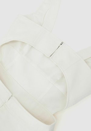 Baltos medžiagos drabužis su plačiomis petnešomis, pasižymintis lygiu paviršiumi ir užtrauktuku šone. Dizainas yra švarus, minimalistinis.