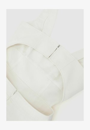 Weißes Kleidungsstück aus Stoff mit breiten Trägern, das eine glatte Textur und einen seitlichen Reißverschluss aufweist. Das Design ist sauber und minimalistisch.