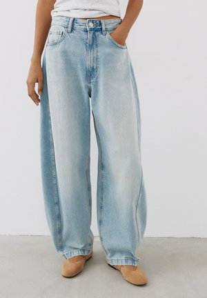 PULL&BEAR, HIGH-WAISTED BALLOON FIT - JEANS. - Wide Leg - light-blue denim