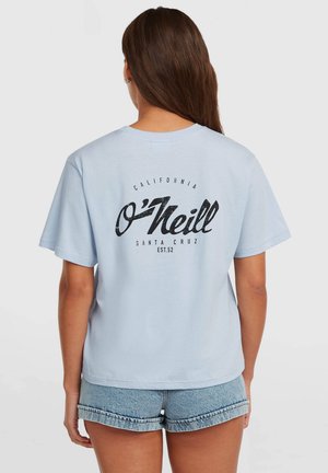 Lyseblå bomuld T-shirt med korte ærmer, med et sort grafisk design på ryggen med teksten "O'Neill" og "California".