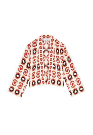 Zkrácený kardigan se geometrickým vzorem v červené, černé a bílé. Pletená látka s dlouhými rukávy a otevřeným designem v přední části.