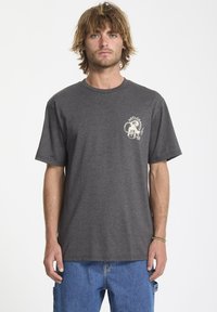 Szary bawełnowy T-shirt z okrągłym dekoltem, krótkimi rękawami i małym graficznym nadrukiem na lewej piersi z tekstem i elementami graficznymi.