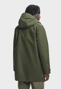 Olivově zelená nepromokavá bunda s kapucí, která se vyznačuje štíhlým designem, texturovanou tkaninou a jemnými akcenty loga na rukávech.