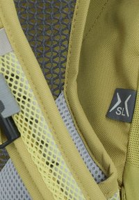 Geel en grijs gaasstof met een textuurpatroon; beschikt over een zichtbaar logo label en verstelbaar hardware element. Ontworpen voor ventilatie.