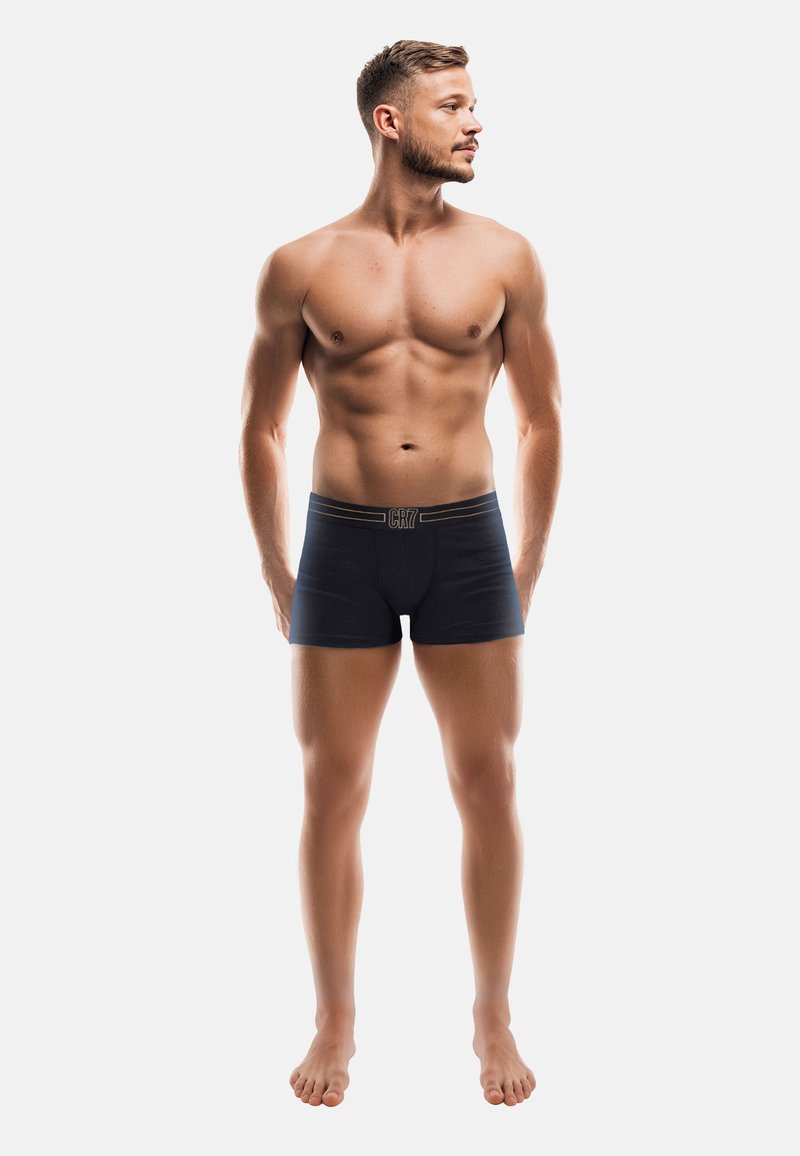 Granatowe bokserki o dopasowanym kroju, z kontrastowym logo na pasie i gładką bawełnianą fakturą.