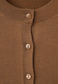 Cárdigan marrón de punto con cuello acanalado y tres botones redondos beige en el frente, abrochado en la parte superior.