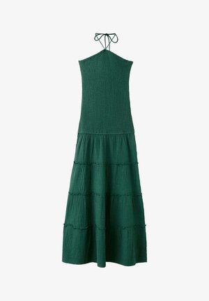 Vestido maxi verde oscuro sin mangas con cuerpo fruncido, falda en capas y cierre con lazo en el cuello halter.