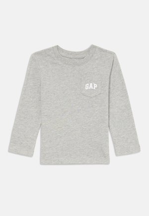 Hellgraues Langarmhemd für Kinder mit einer kleinen Brusttasche, auf der die weißen Buchstaben "GAP" auf der linken Brustseite angebracht sind.