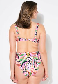 Completo bikini colorato con pantaloni a vita alta e spalline regolabili, che presenta motivi astratti nelle tonalità di rosa, verde e nero.