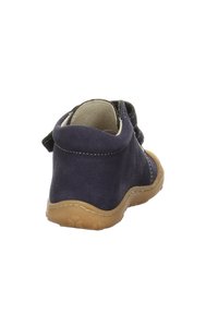 Dunkelblaue Wildlederstiefelette mit Gummisohle, runder Zehenform und kontrastierender Naht. Klettverschluss für einen sicheren Sitz. Glattes Innenfutter.