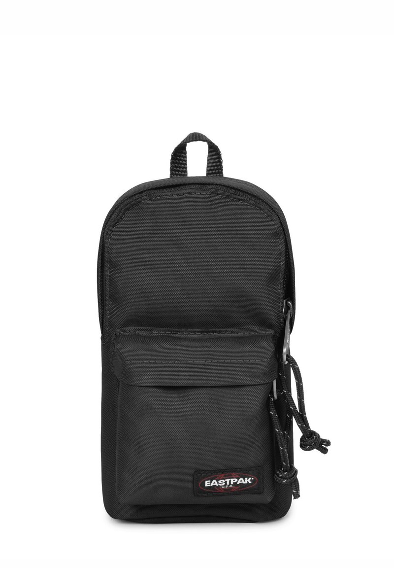 Svart Eastpak-ryggsäck, tillverkad av slitstark nylon, med en framficka, dragkedjestängning och en justerbar snodd för säker fastsättning.