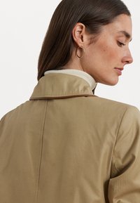 Lauren Ralph Lauren Petite FAUX-LEATHER-TRIM HOODED COAT - Parka - birch tan