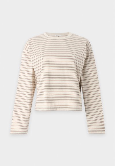 Κρεμ crop top με μακριά μανίκια, λεπτές οριζόντιες καφέ ρίγες και στρογγυλή λαιμόκοψη σε μονόχρωμο φόντο.