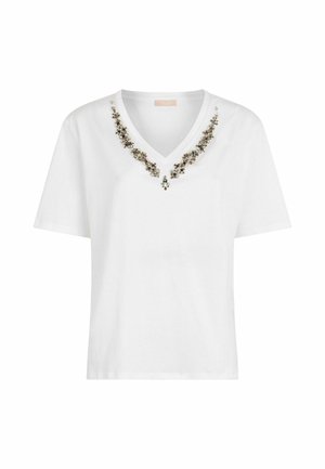 T-shirt bianco in cotone con scollo a V, decorato con ornamenti floreali e perline lungo il collo. Maniche corte e vestibilità rilassata.
