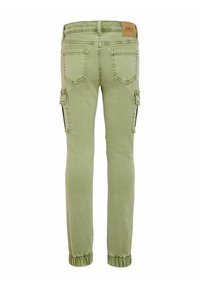 Pantalones cargo verde claro con puños elásticos, múltiples bolsillos y una etiqueta de parche de cuero en la cintura. Material de mezcla de algodón.