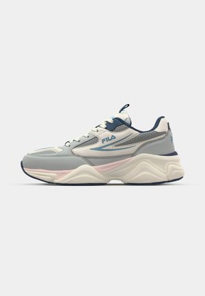 Grå och blå atletiska sneakers med en texturerad överdel, rosa accenter och en tjock, vågig sula. Har framträdande varumärkeslogga på sidan.